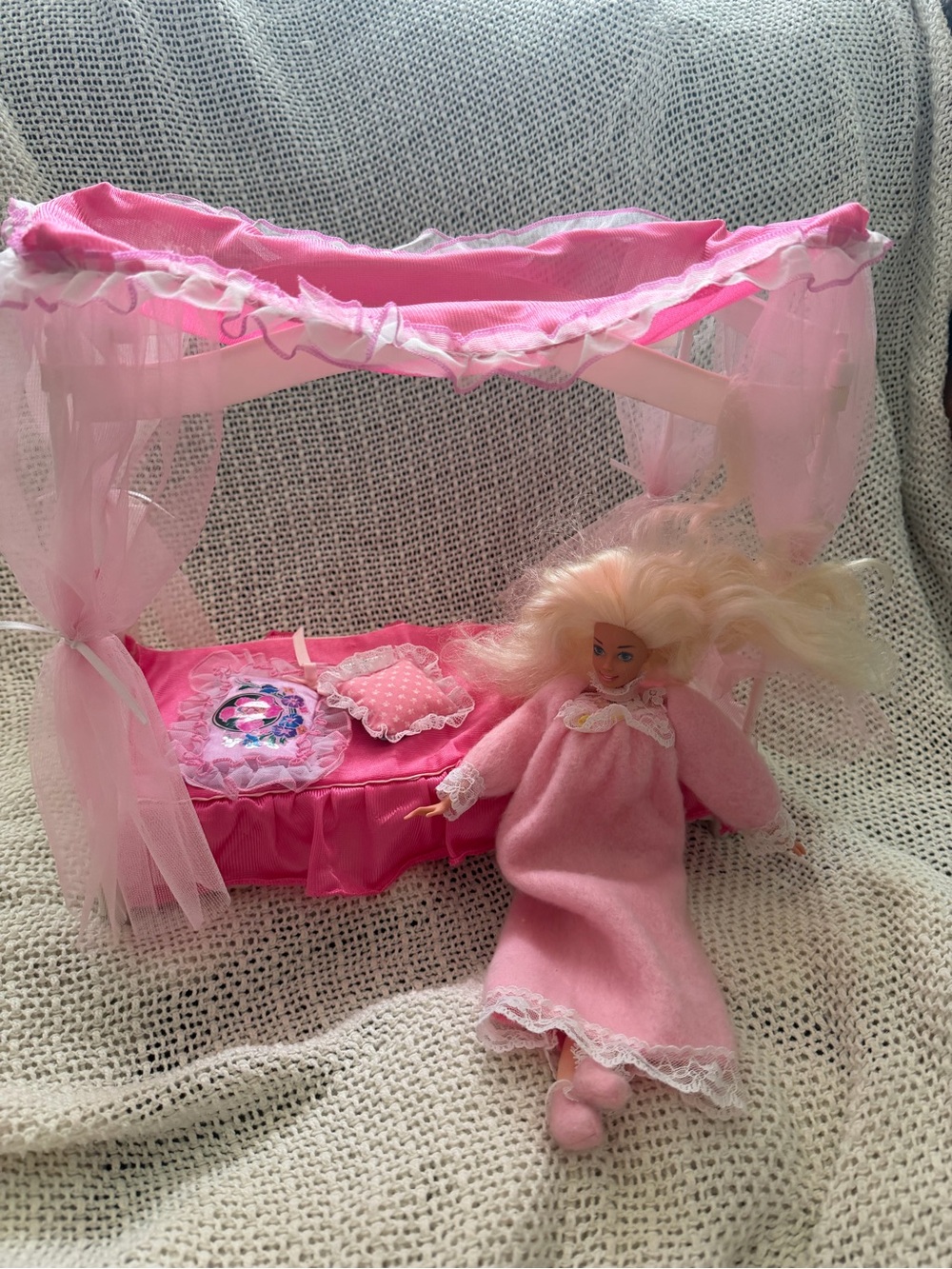 Vintage 1982 Mattel Barbie Canopy Bed (#5641) + 1993 Bedtime Barbie Doll Bundle